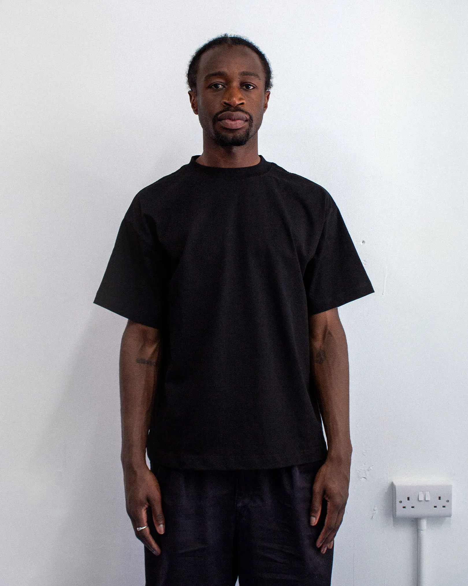 Timeless Layer Cozy Layer Fit Black Daily Tee