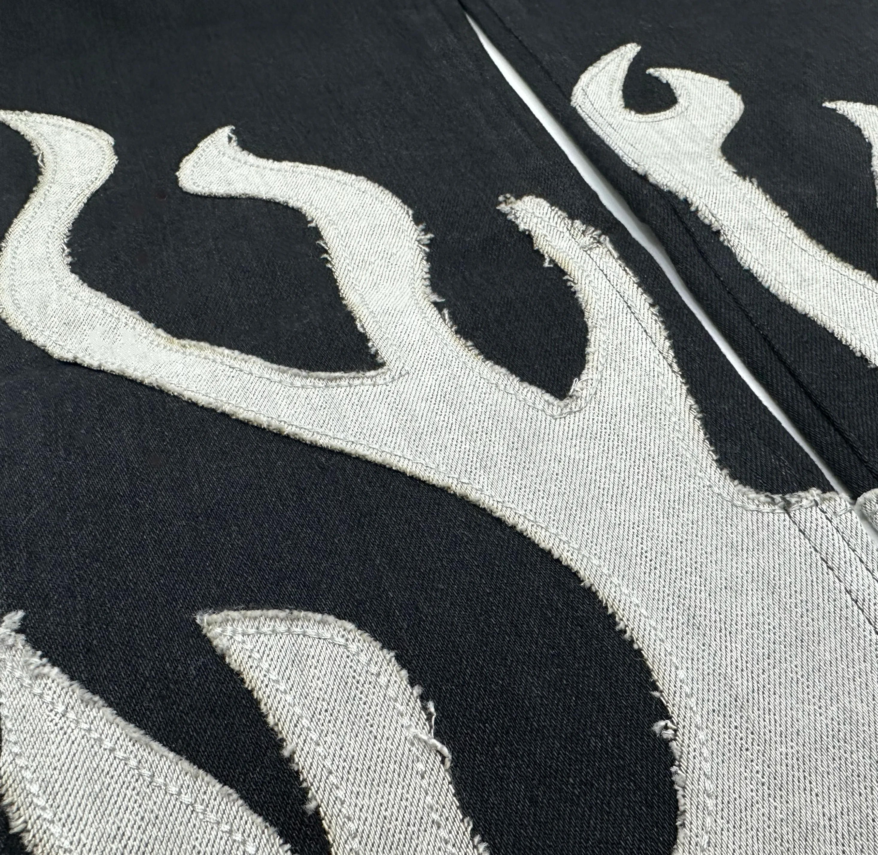 UP IN FLAMES JEANS Light Washed