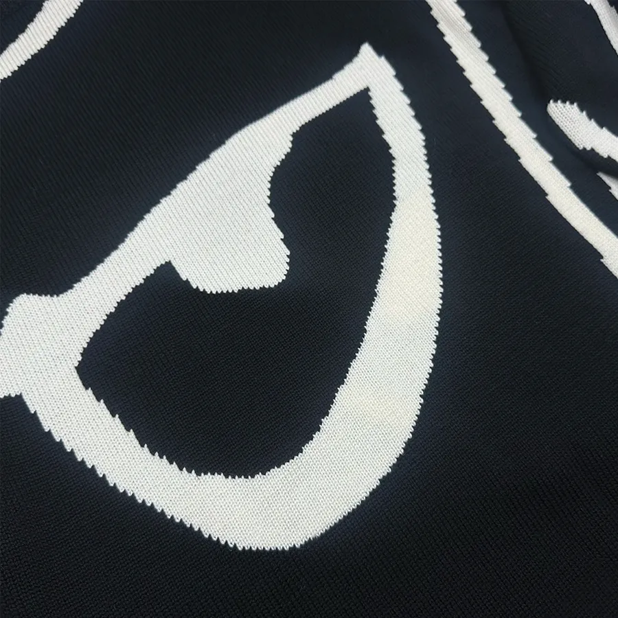 Warm and Fashionable Stretch Knit Technology THE FACE SWEATER