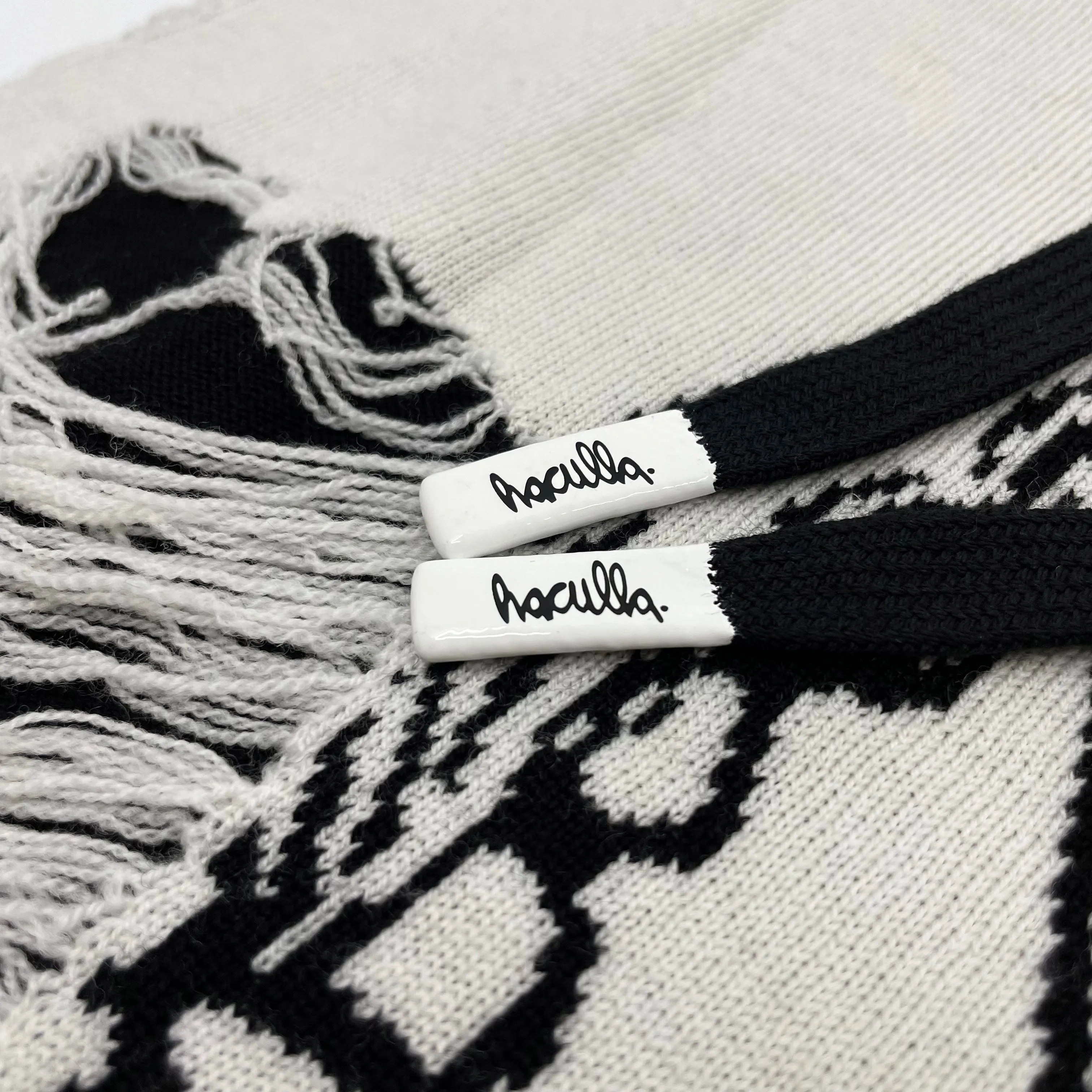 DISTRESSED FANG LIPS KNITTED SWEATER SHORT Metallic accents Quick Style