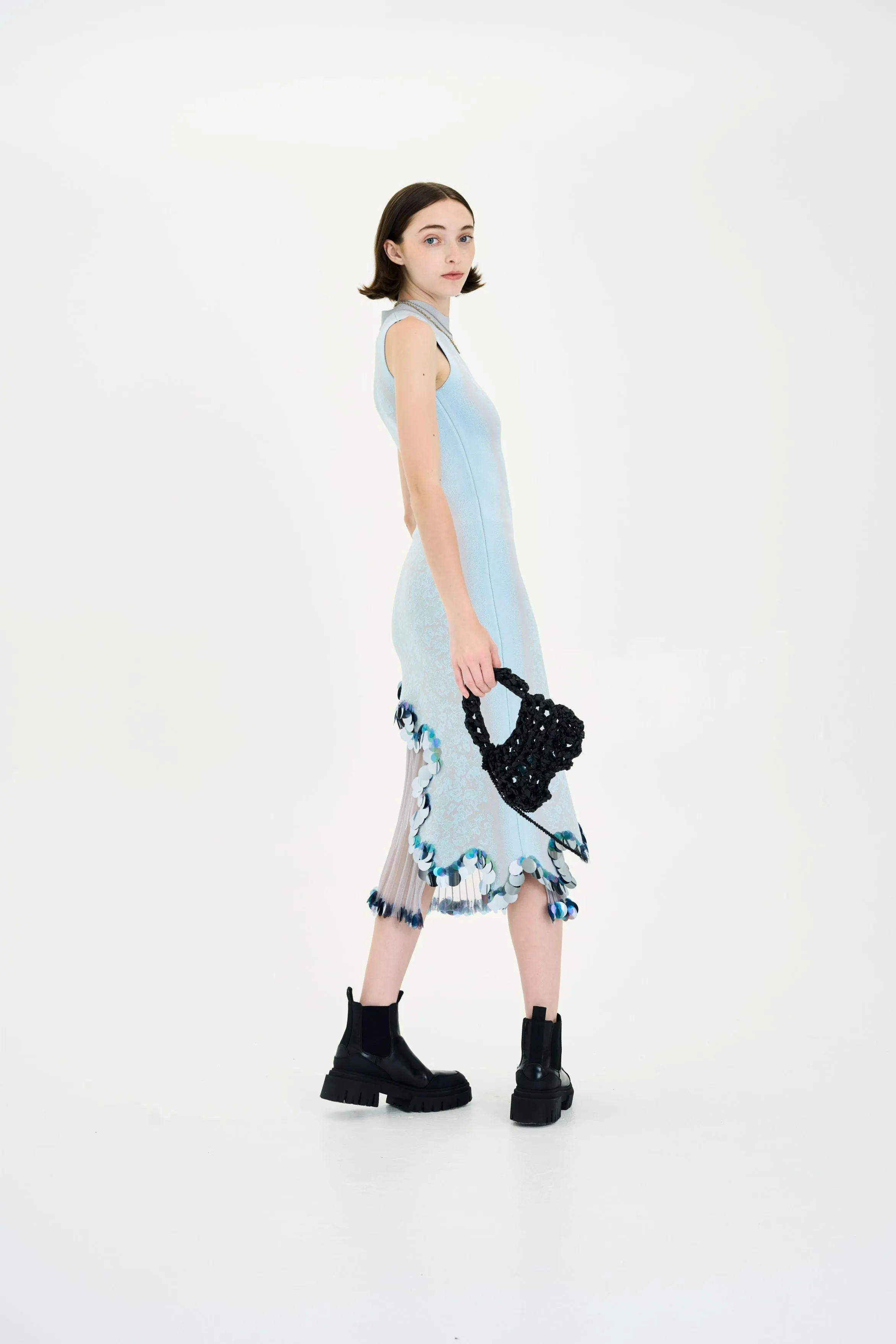 Soft-Lining Simple yet sophisticated gown IRIS SIGNATURE WAVY DRESS WITH SEQUINS