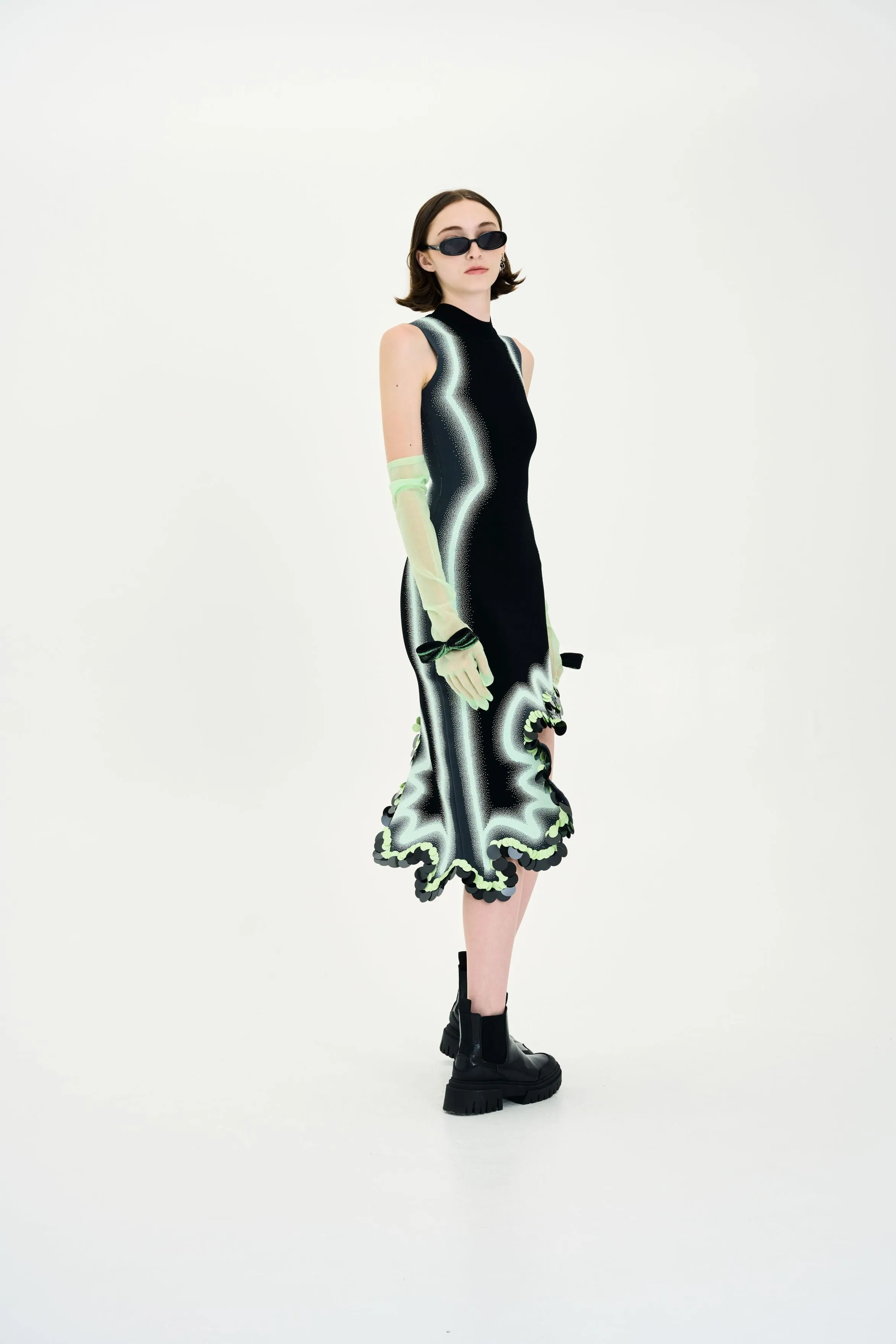 travel mode Hook-And-Eye LILA SIGNATURE WAVY DRESS WITH SEQUINS