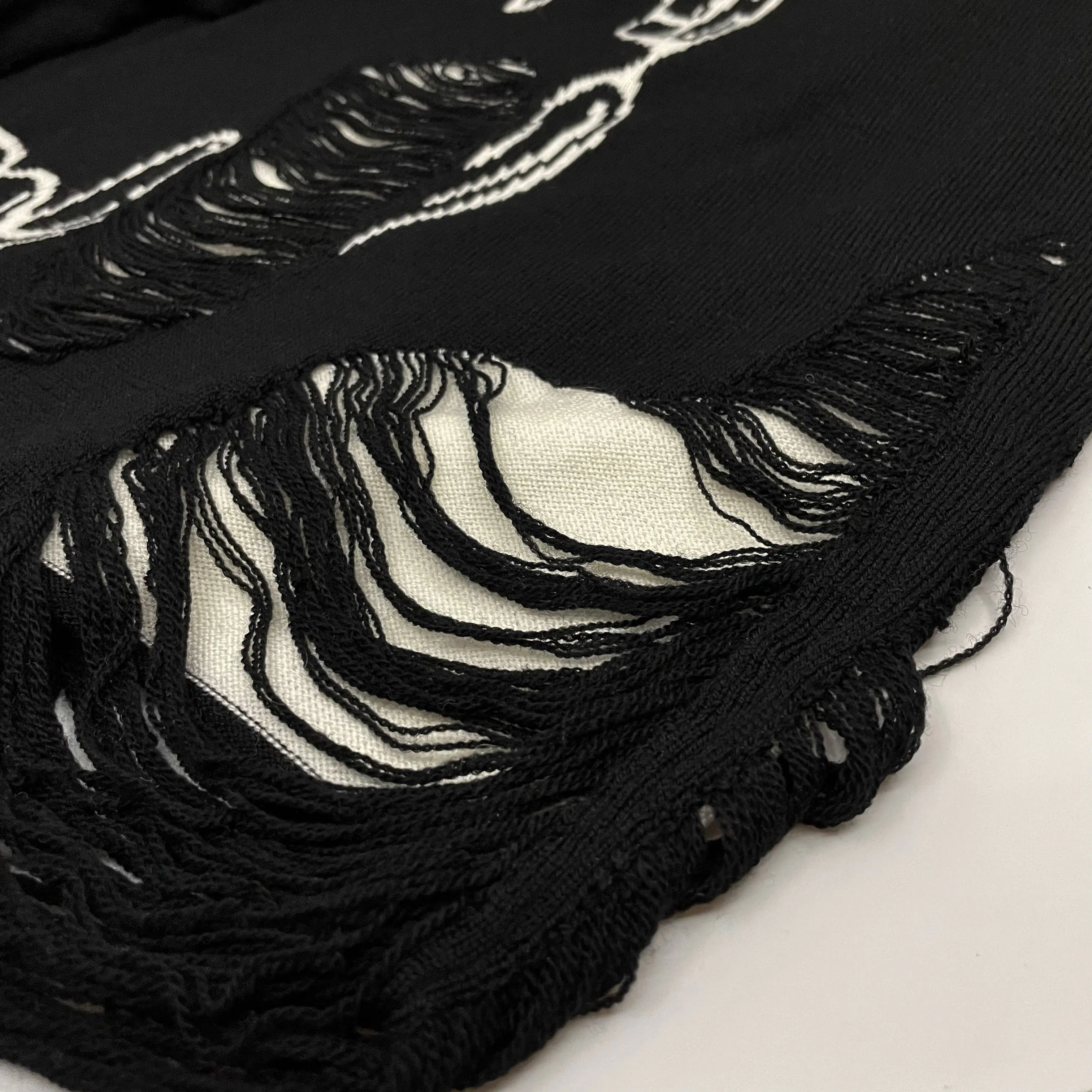 Fashion Fit All Fit DISTRESSED FANG LIPS KNITTED SWEATER SHORT