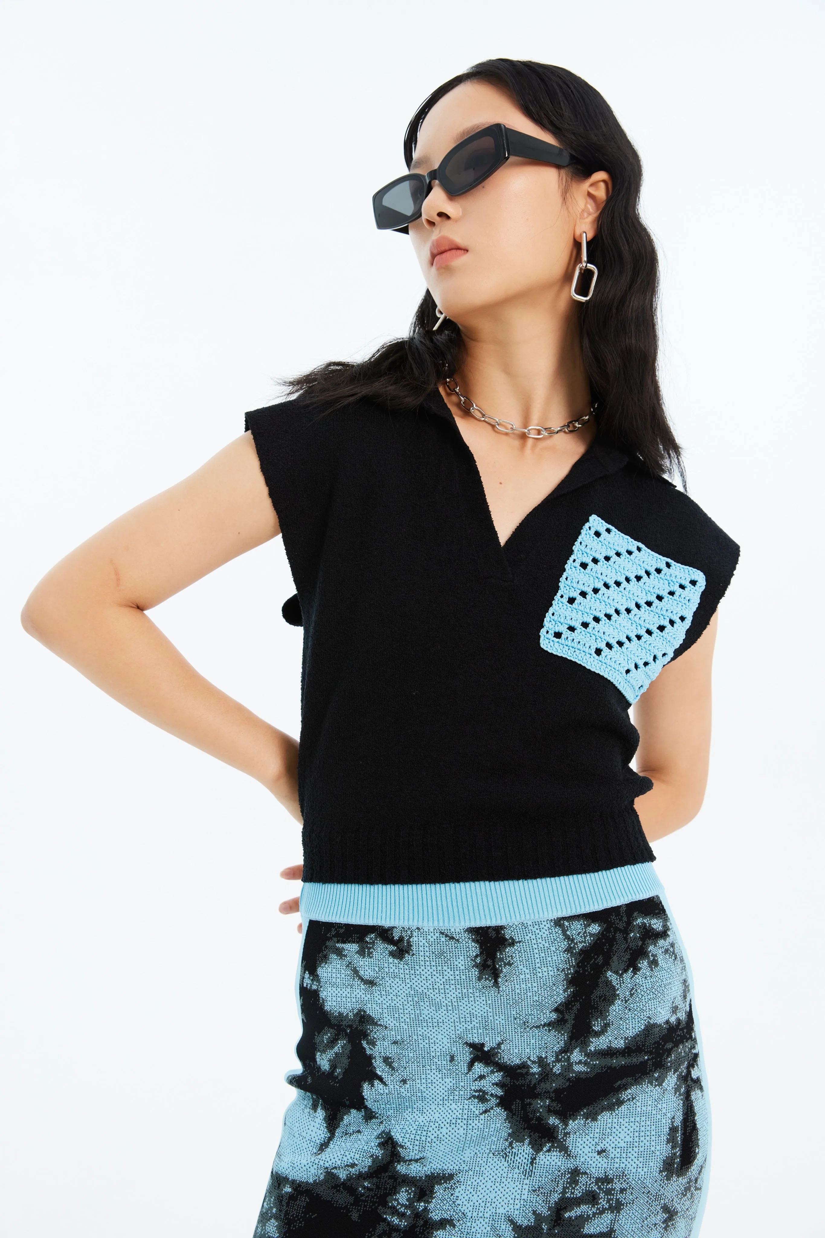 RIVER LOOP YARN VEST WITH CROCHET PATCH AdjustableNeckline