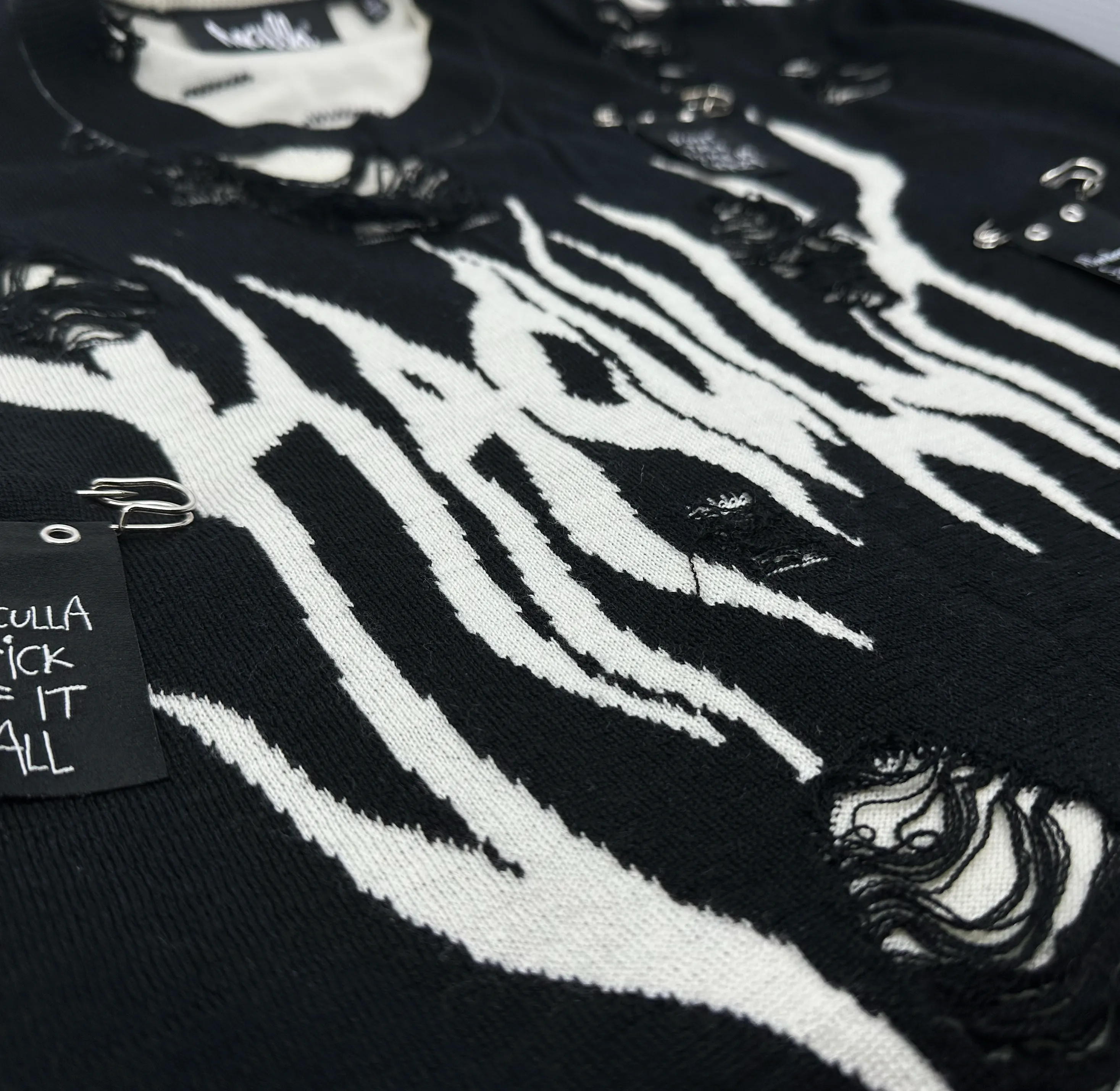 Premium Knitwear BLAZIN DISTRESSED HACULLA SWEATER