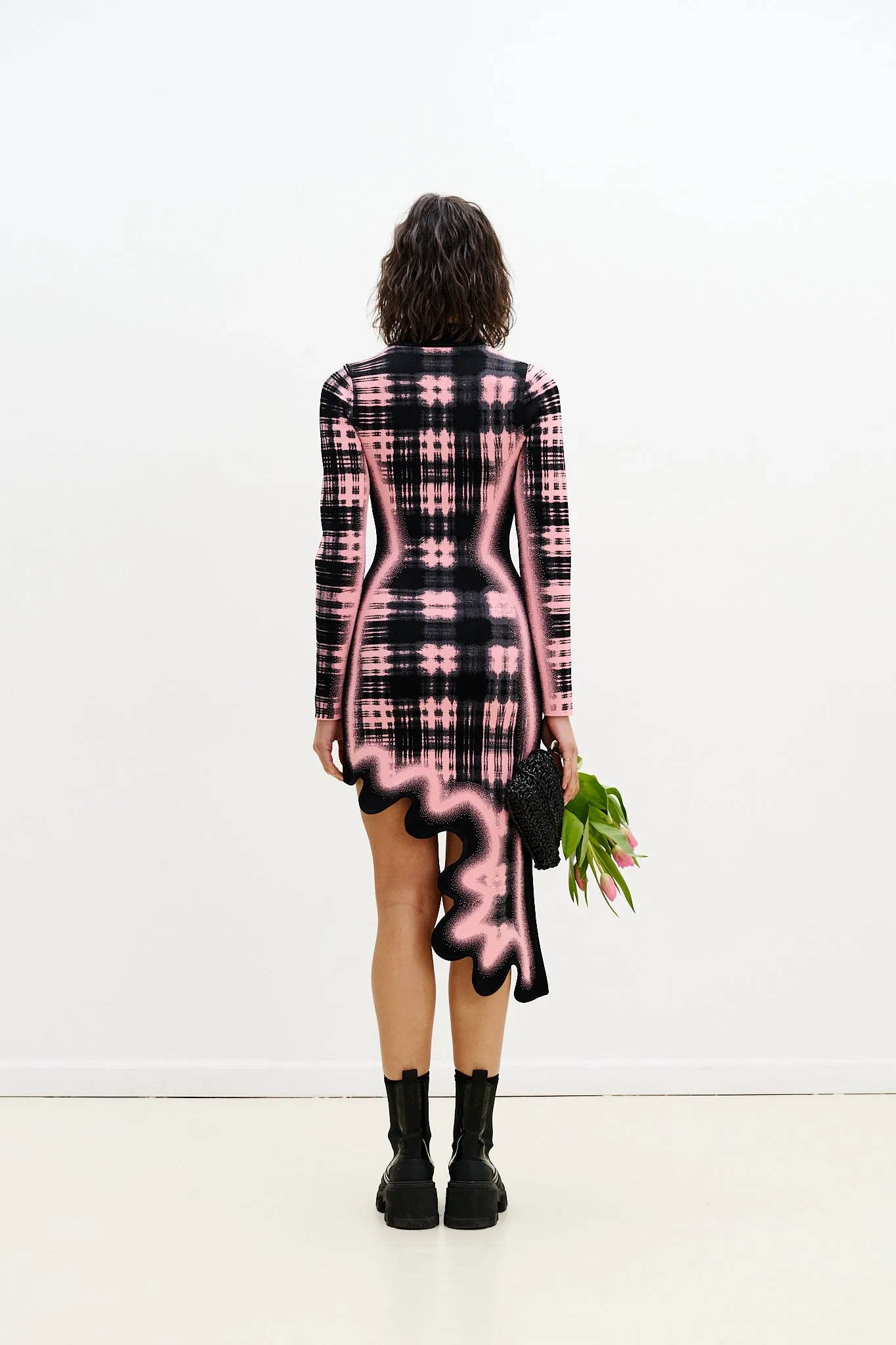 DOBBY LONG SLEEVE WAVY DRESS Essential Layer bold appearance